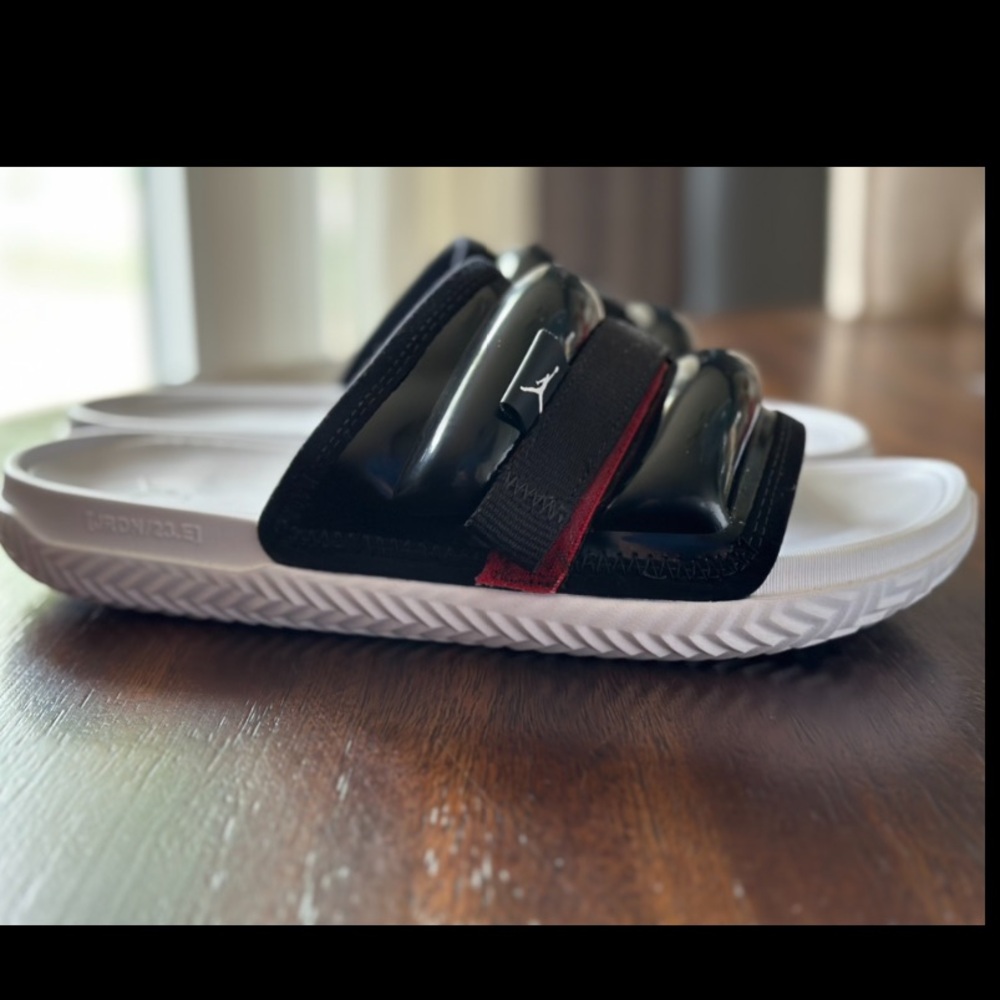 Jordan Super Play Slide 'Black University Red'
